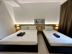 Family Room | Desk, iron/ironing board, free WiFi, bed sheets - OYO 89568 Mangrove Hotel (Tawau)