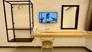 Deluxe Triple Room | Meja, seterika/papan seterika, Wi-fi percuma, cadar katil