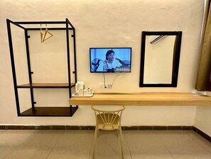 Deluxe-Dreibettzimmer | Schreibtisch, Bügeleisen/Bügelbrett, kostenloses WLAN, Bettwäsche