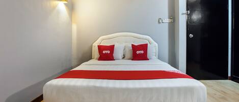 Habitación doble estándar, 1 cama Queen size | Escritorio, tabla de planchar con plancha y wifi gratis