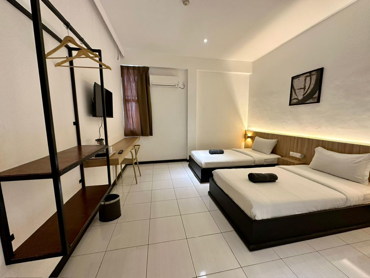 Deluxe Twin Room | Meja, seterika/papan seterika, Wi-fi percuma, cadar katil 