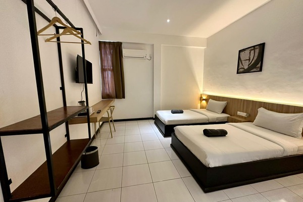 Deluxe Twin Room | Meja, seterika/papan seterika, Wi-fi percuma, cadar katil