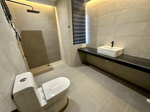 Standard Double Room, 1 Queen Bed | Bathroom | Shower, rainfall showerhead, free toiletries, bidet - OYO 89568 Mangrove Hotel (Tawau)