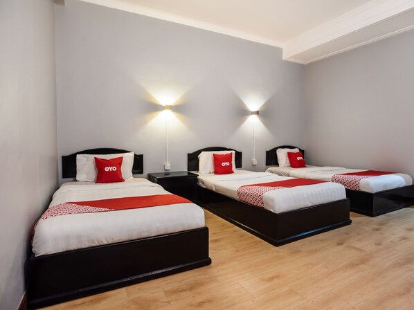 Standard Triple Room | Desk, iron/ironing board, free WiFi