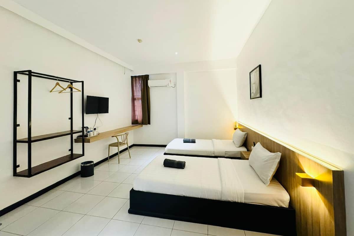 Bureau, fer et planche à repasser, Wi-Fi gratuit, draps fournis