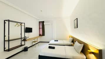 Deluxe Twin Room | Desk, iron/ironing board, free WiFi