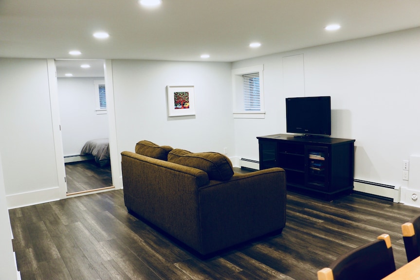 2 Bedroom Ground Level Suite In Der Nähe Von "The Drive" - Vancouver