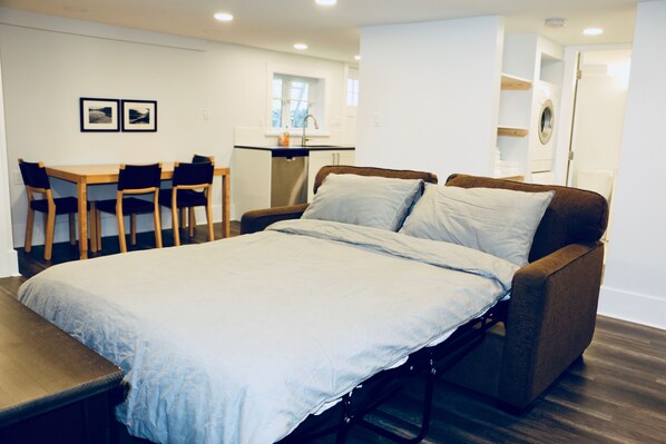 2 bedrooms, desk, iron/ironing board, WiFi