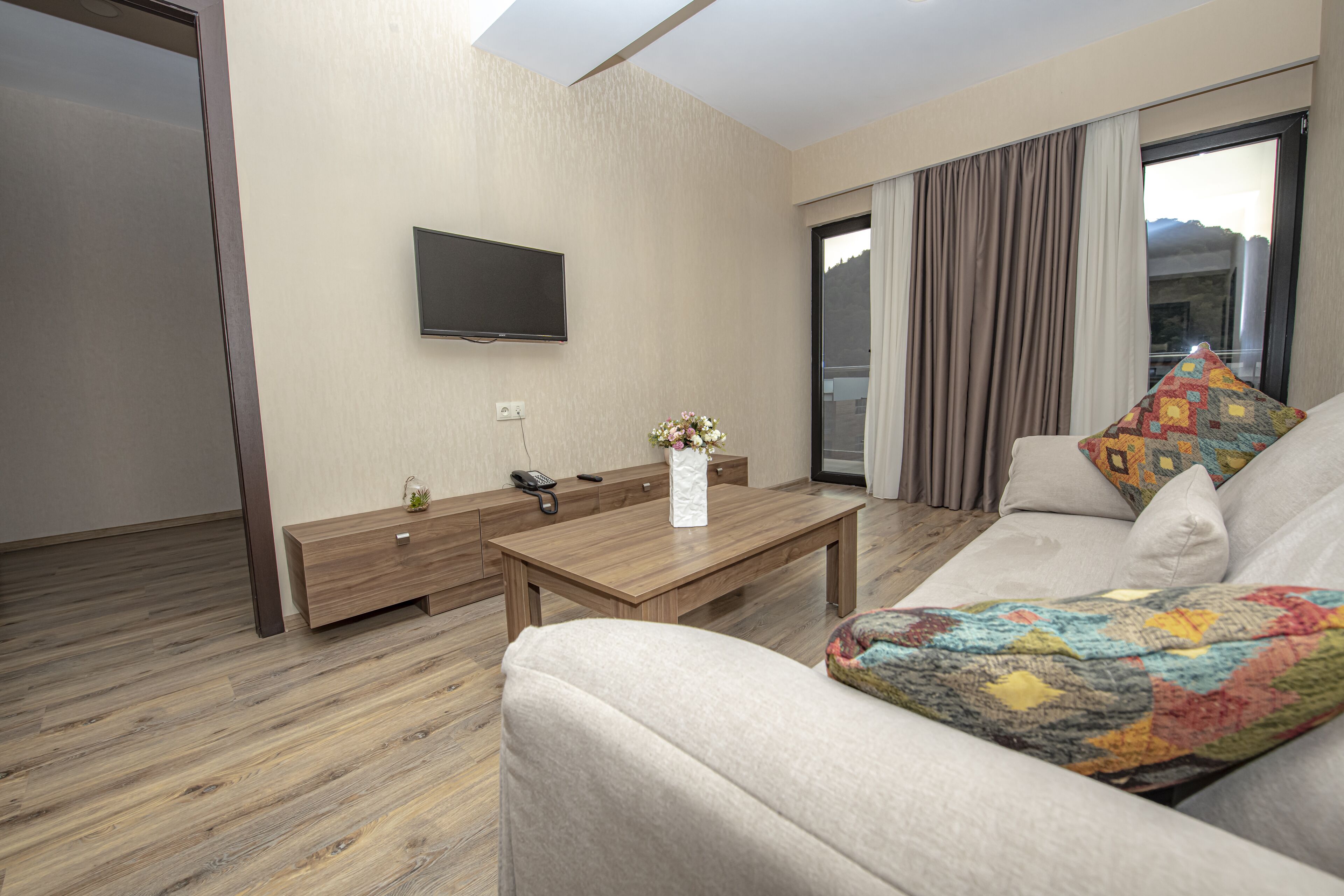 Junior Room | Living area | 31-inch TV with digital channels