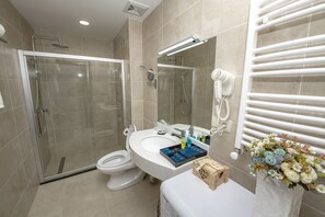 Junior Room | Bathroom shower - Crystal Resort (Borjomi)
