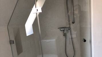 Dusche, Haartrockner, Hausschuhe, Handtücher