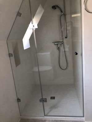 Shower, hair dryer, slippers, towels - Welcome to Das Steghaus, Germany (Gräfenberg)