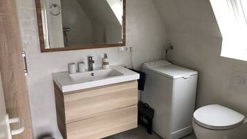 Dusche, Haartrockner, Hausschuhe, Handtücher