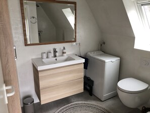 Douche, sèche-cheveux, chaussons, serviettes fournies
