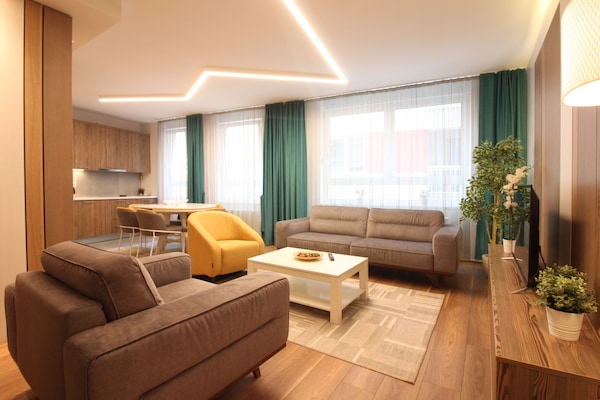 Departamento, 2 habitaciones | Área de sala de estar | Televisión de pantalla plana