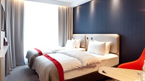 A hotel room with two beds, a desk, and a chair. - Holiday Inn Express Trier by IHG (Trier)