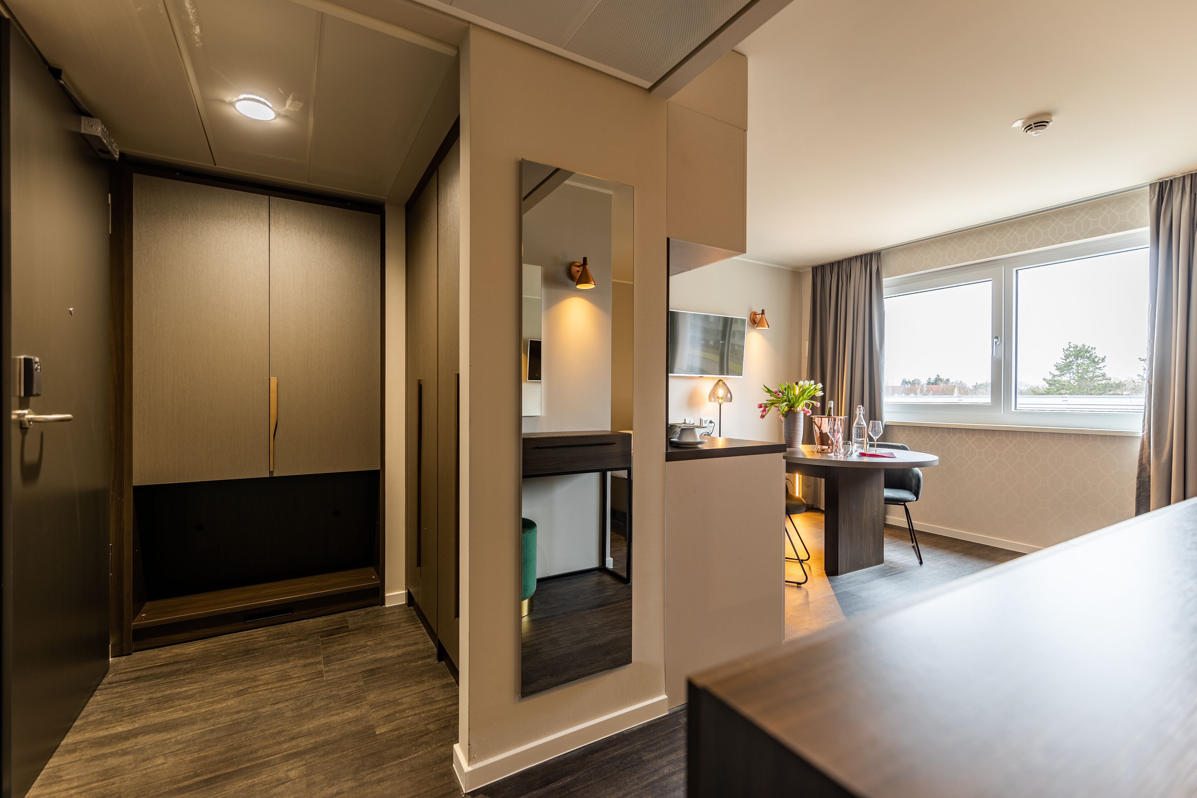 Studio (MADREAM) | Living area | 45-inch LED TV with cable channels, TV, streaming services