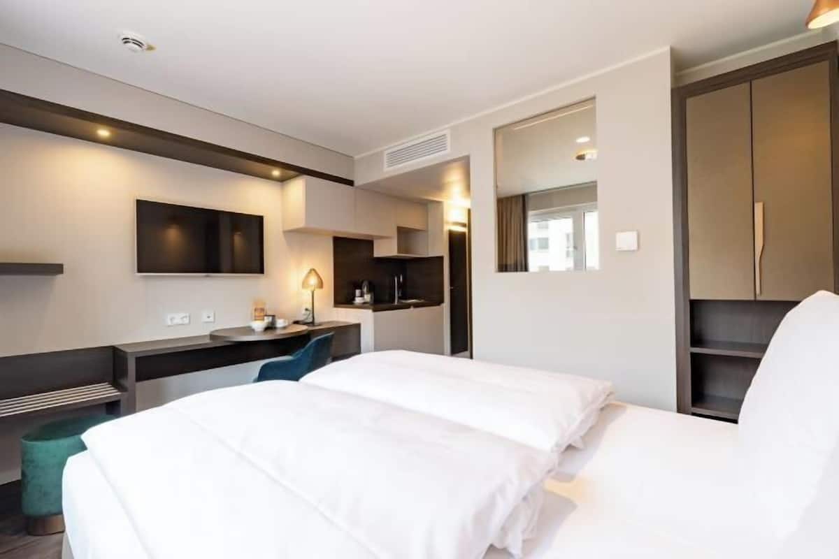 Hypo-allergenic bedding available, in-room safe, laptop workspace