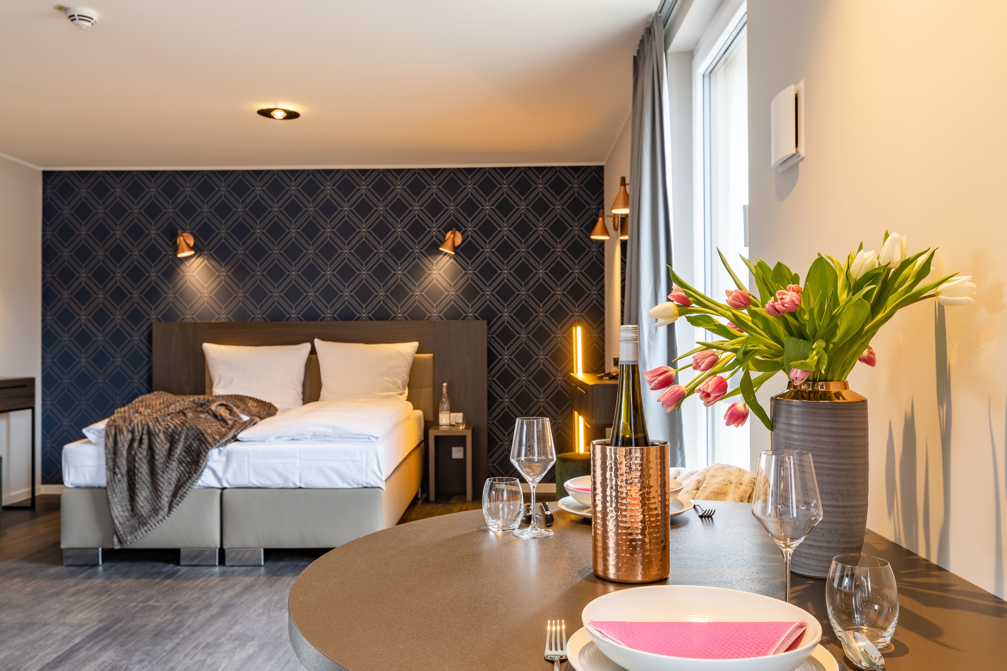 Studio (MAJESTIC) | Allergikerbettwaren, Zimmersafe, laptopgeeigneter Arbeitsplatz