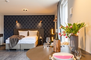 Studio (MAJESTIC) | Hypo-allergenic bedding, in-room safe, laptop workspace, blackout drapes - MASEVEN München Messe Dornach (Aschheim)
