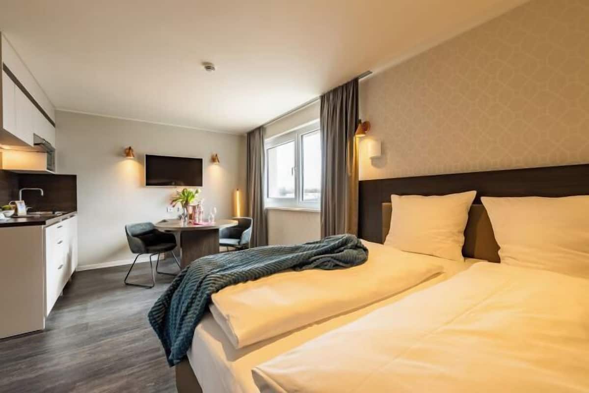 Hypo-allergenic bedding available, in-room safe, laptop workspace