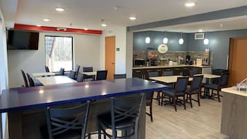 Sudah termasuk sarapan dibawa pulang setiap hari