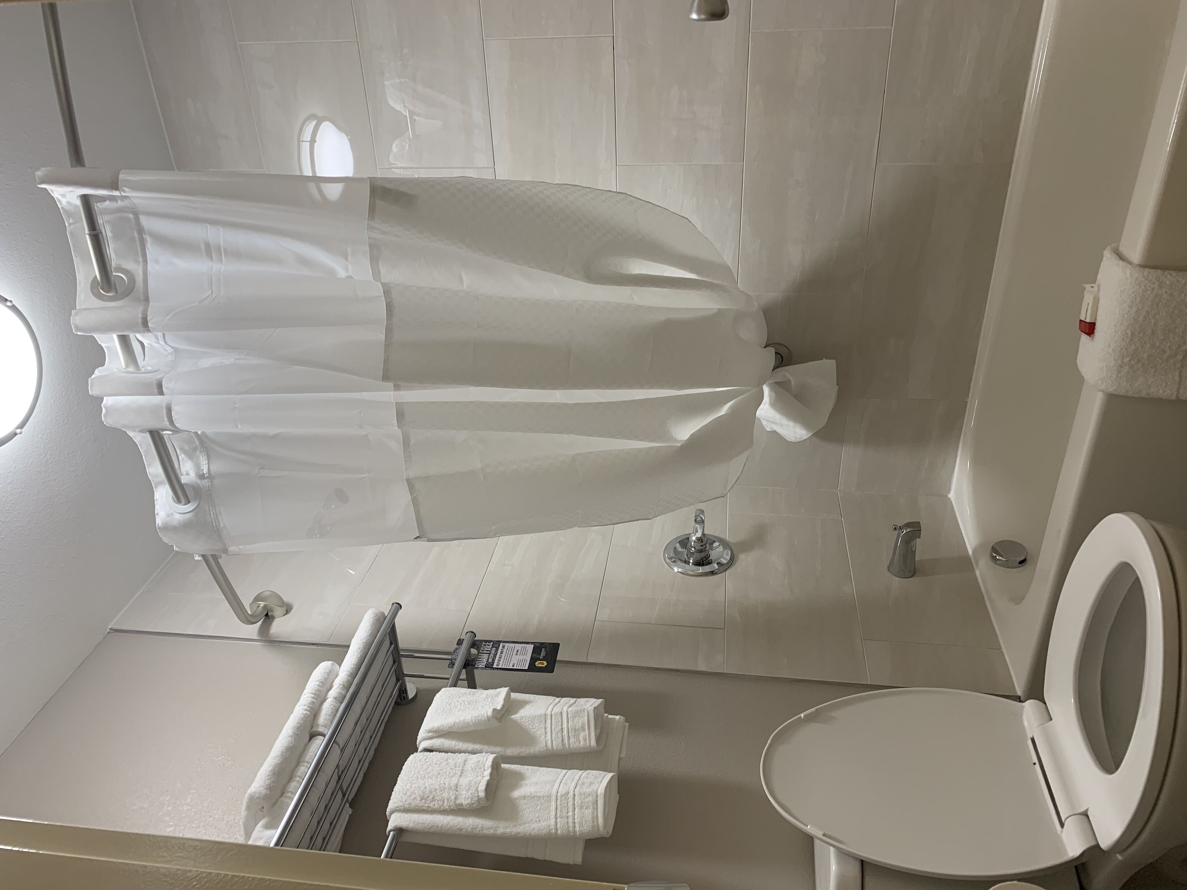 Douche à « effet pluie », articles de toilette gratuits, sèche-cheveux