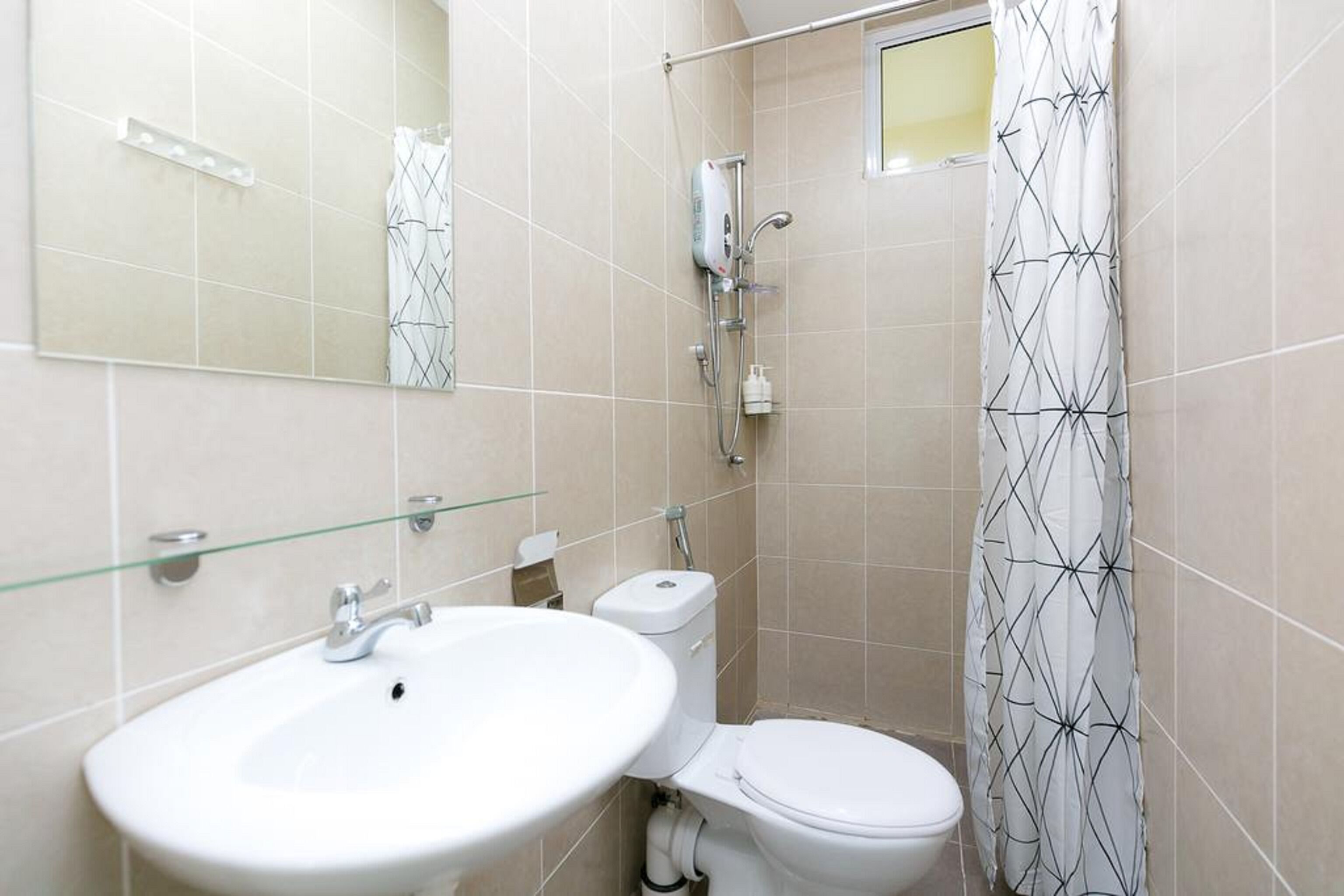 Douche, serviettes fournies, savon, shampoing