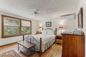 4 bedrooms, iron/ironing board, Internet, bed sheets - Delightful lakefront house with furnished deck, balcony, and private dock (Penn Yan)