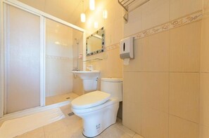 A bathroom with a toilet, sink, and shower. - Maji Homestay (Taitung)