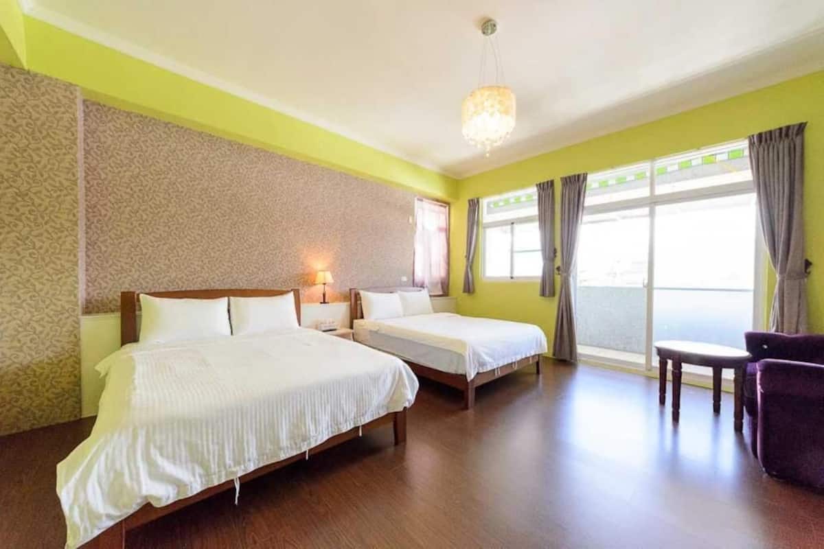 Habitación cuádruple clásica | Minibar, escritorio, wifi gratis y ropa de cama