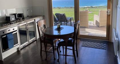 Seacroft Studio - Self Contained Apartment With Stunning Ocean Views