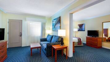 Suite, 1 Bedroom, Non Smoking (2 Queen Beds) | Peti besi dalam bilik, langsir/tirai gelap terus