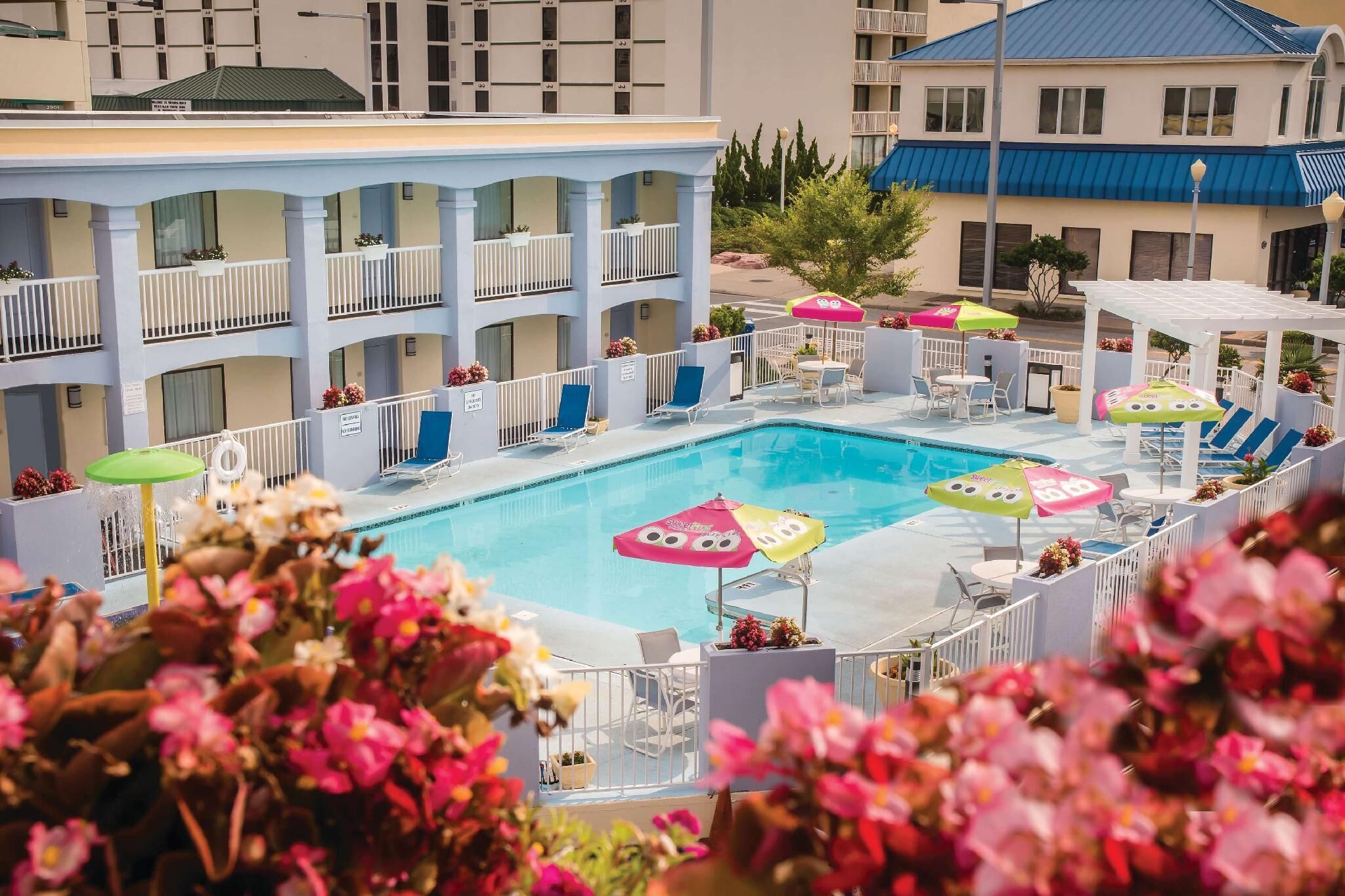 Indoor pool, seasonal outdoor pool, pool loungers