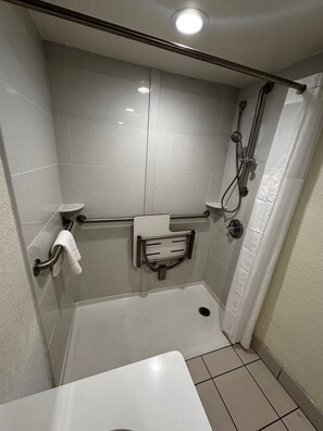 Zimmer, 2 Queen-Betten, barrierefrei, Nichtraucher (Mobility) | Badezimmer | Duschwanne, kostenlose Toilettenartikel, Haartrockner, Handtücher