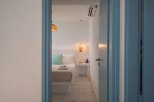 Ropa de cama de alta calidad y caja de seguridad en la habitación 