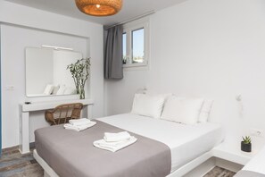 Junior villa, privézwembad | Luxe beddengoed, een kluis op de kamer, een bureau, een laptopwerkplek