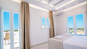 Une chambre d’hôtel avec un lit, une fenêtre et une vue sur l’extérieur.