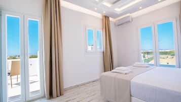 Ropa de cama de alta calidad y caja de seguridad en la habitación