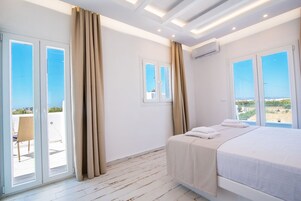 Ropa de cama de alta calidad y caja de seguridad en la habitación 