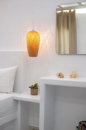 Luxe villa, privézwembad | Luxe beddengoed, een kluis op de kamer, een bureau, een laptopwerkplek