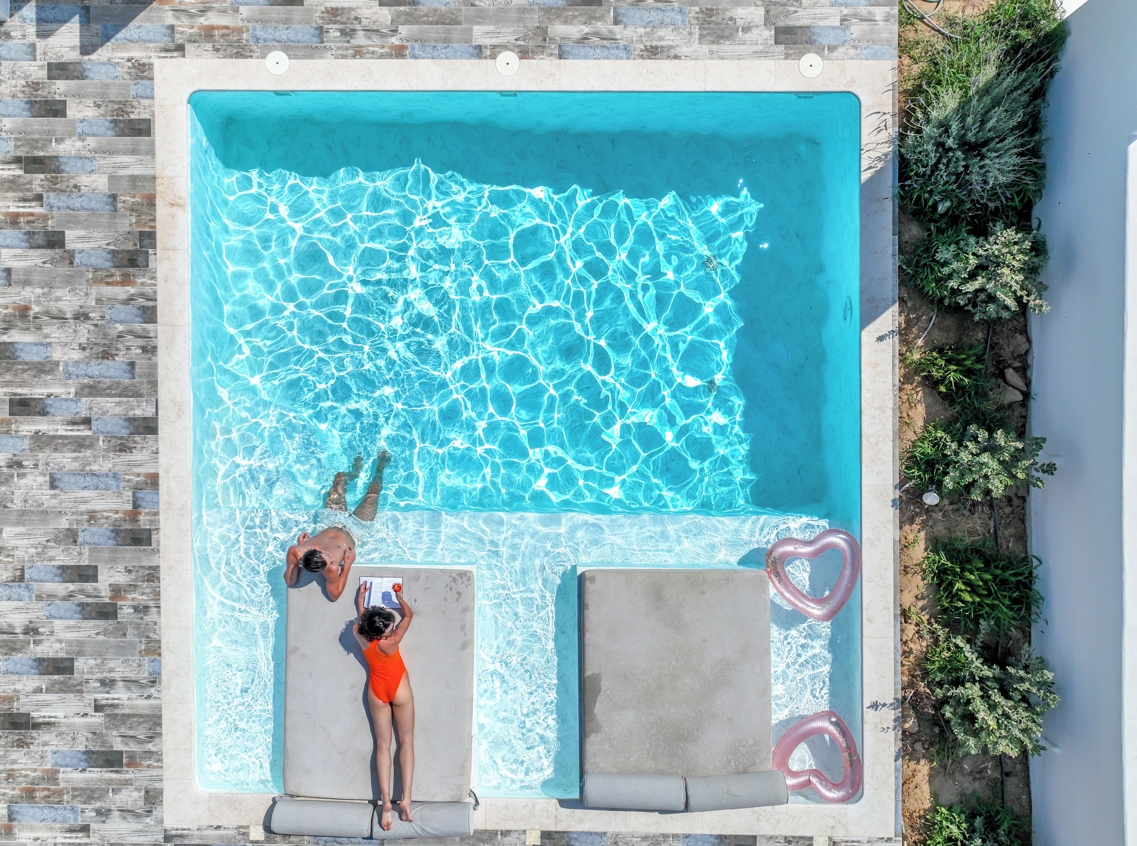 Ropa de cama de alta calidad y caja de seguridad en la habitación 