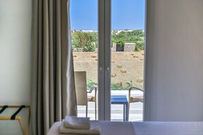 Luxe villa, privézwembad | Luxe beddengoed, een kluis op de kamer, een bureau, een laptopwerkplek
