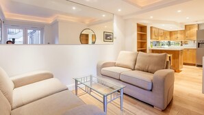 Apartment (2 Bedrooms) | Living room - Bright 2BD Notting Hill Flat Close to City Centre (London)