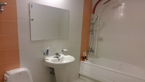 Un baño con inodoro, lavamanos y bañera.