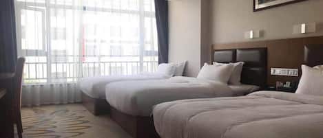 高级三人间 | 遮光窗帘、免费 WiFi