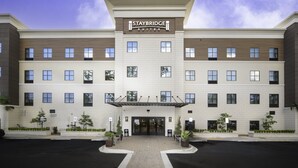 Ett Staybridge Suites-hotell med en symmetrisk fasad, många fönster och en central entré.