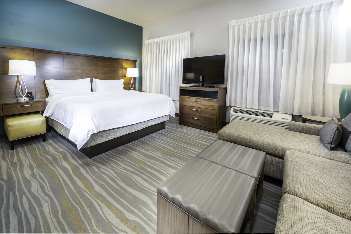 1 bedroom, premium bedding, desk, laptop workspace