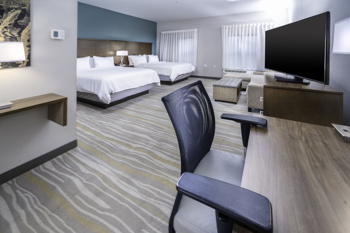 1 bedroom, premium bedding, desk, laptop workspace