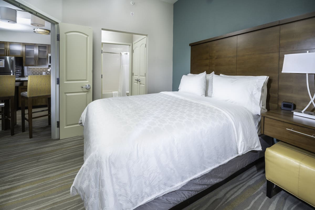 1 bedroom, premium bedding, desk, laptop workspace